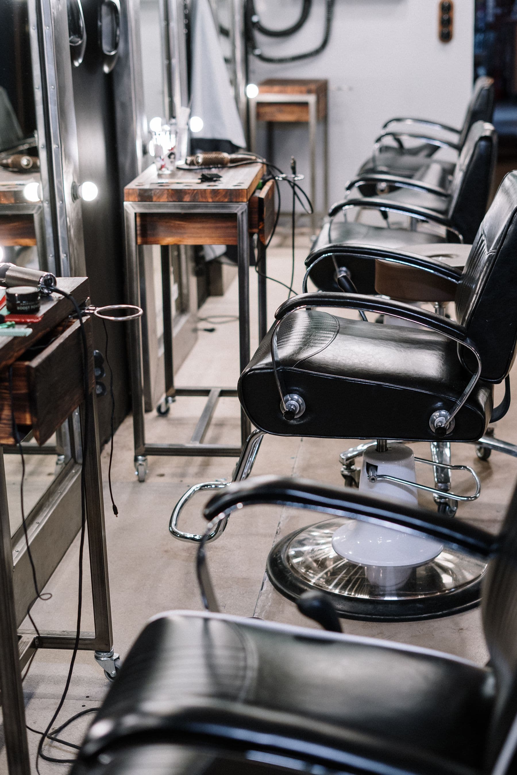 Chairs in a row in the studio, mirrors and cold light